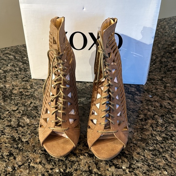 XOXO taupe bedelia peep toe bootie NIB 9 - Picture 9 of 11